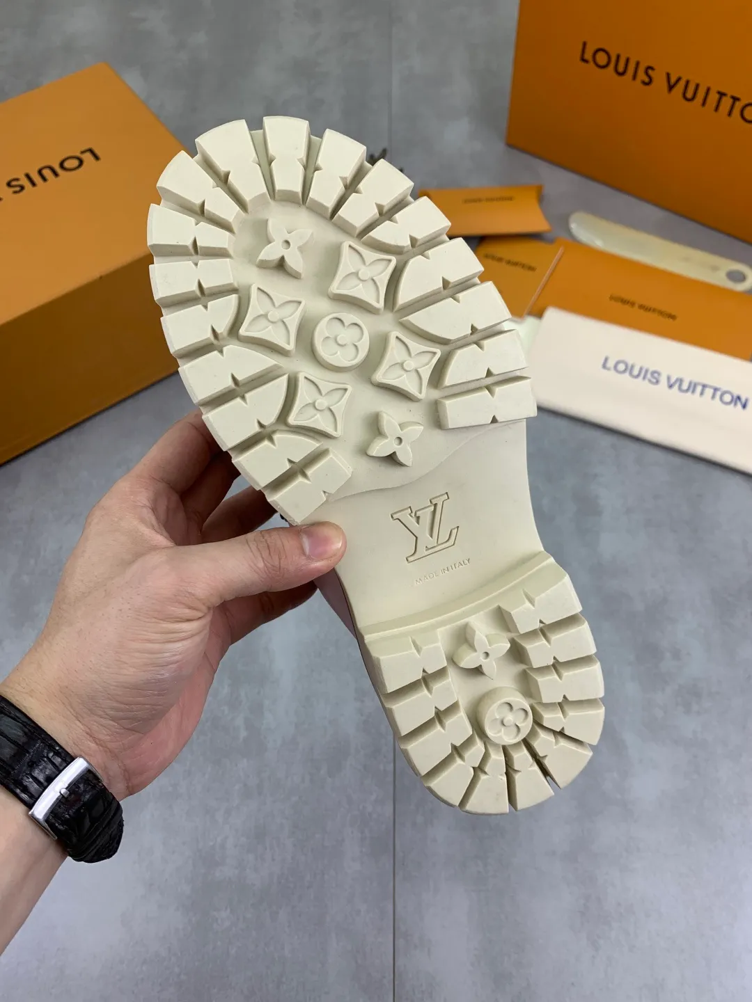 Men's shoes 💰P680 new LV | Louis Vuitton 🧡💚2025 autumn and winter new models, top version ⚠️ The counter features the latest LV REMIX lace-up mountaineering derby shoes, new hard goods 🆕 ❥BS purchasing level! Full of high-end feel! A popular model among bloggers at home and abroad, it’s retro and fashionable, and looks stunning on your feet! Mainly recommended models on the official website★ ━━━━━ ЅᏇєєt ━━━━━ ▪️Upper: top-grade first-layer cowhide ▪️Lining: imported sheepskin ▪️Outsole: original open-molded TPU non-slip outsole ▪️Sole height: 3.5cm ▪️Shoe size: Women 35-41 (41 customization is not returnable) Male 39-45 (46 customized, non-refundable)